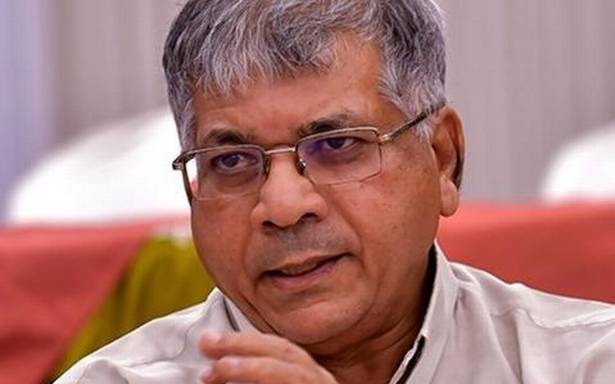 प्रकाश आंबेडकरांची मोठी घोषणा, लोकसभा निवडणुकीसाठी पहिला उमेदवार जाहीर !