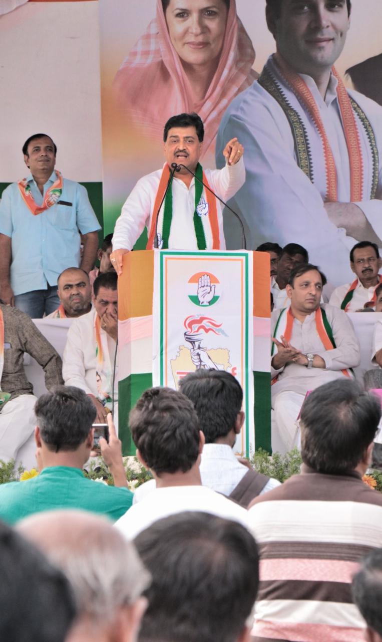 भाजप-शिवसेना सरकार हे राज्यावरील सर्वात मोठे विघ्न, जनसंघर्ष यात्रेत अशोक चव्हाण यांचा हल्लाबोल !