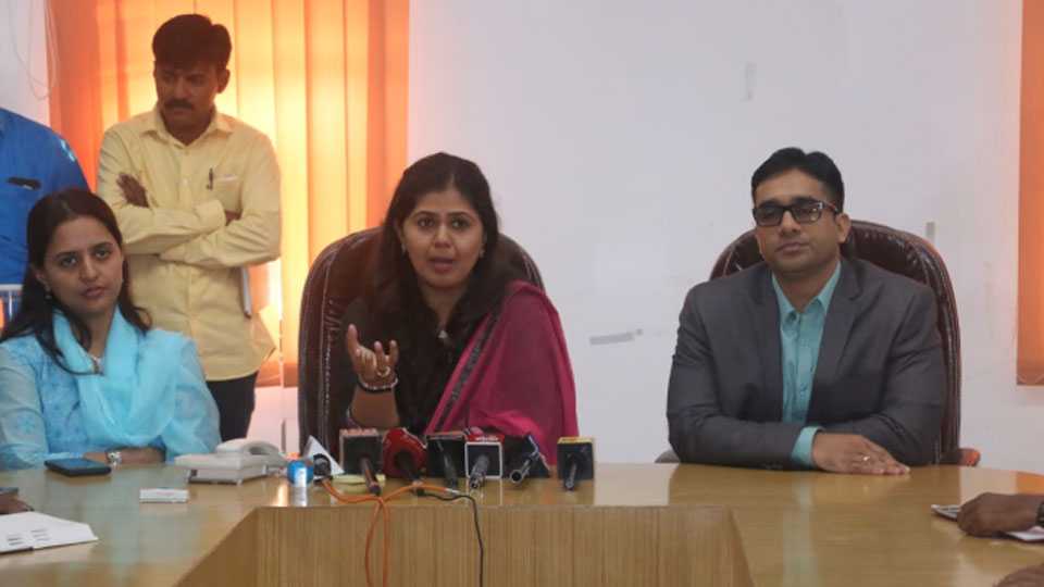 विरोधी पक्षनेते केवळ विधान परिषदेत भाषणे करतात, पंकजा मुंडेंचा धनंजय मुंडेंना टोला !