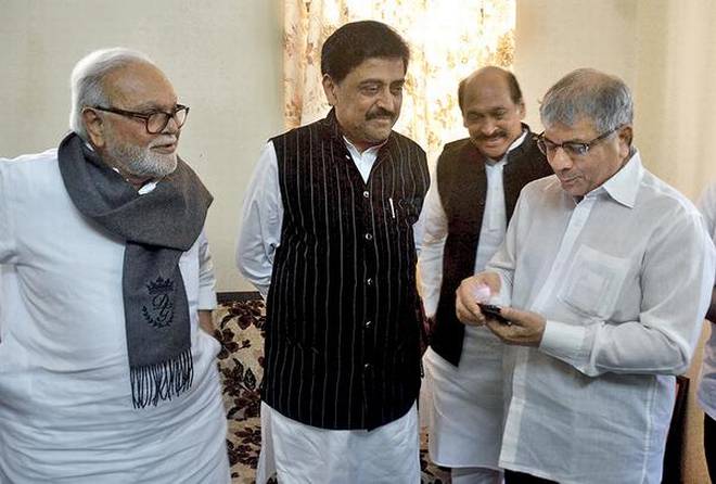 काँग्रेस-राष्ट्रवादी आघाडीत मोठा बदल, प्रकाश आंबेडकरांच्या वंचित आघाडीला 6 जागा देणार ?
