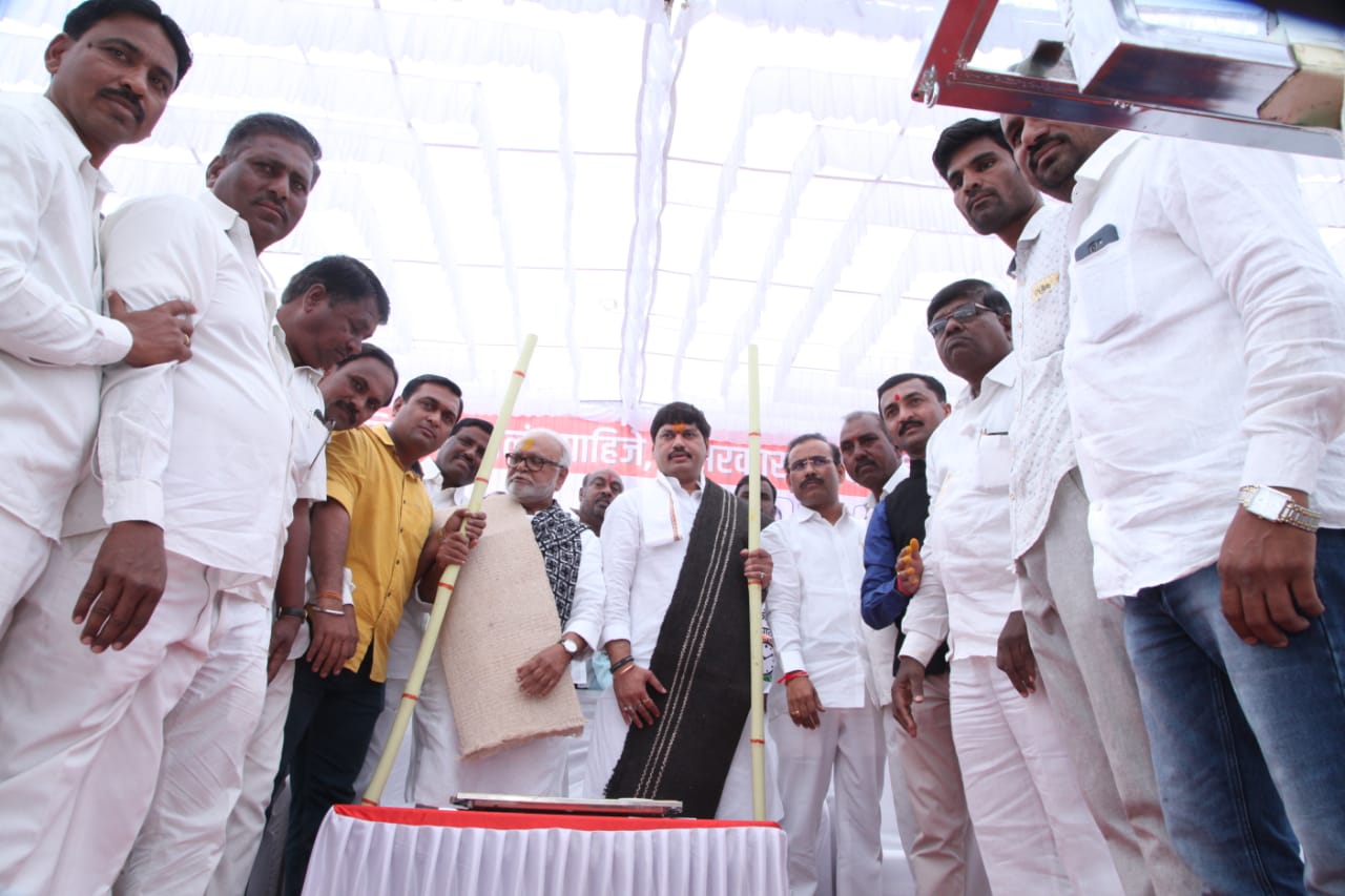 सरकारची जलयुक्तची जाहिरातीबाजी पाहून असे वाटते की महाराष्ट्र जलमय झालाय – धनंजय मुंडे सरकारची जलयुक्तची जाहिरातीबाजी पाहून असे वाटते की महाराष्ट्र जलमय झालाय – धनंजय मुंडे
