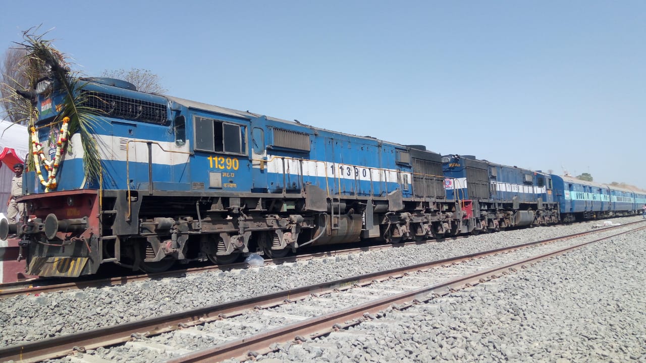 नगर-बीड-परळी रेल्वेची यशस्वी चाचणी,  स्वप्नपूर्ती, वचनपूर्तीचा आनंद – पंकजा मुंडे