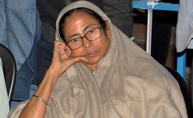 ममता बॅनर्जी यांना सर्वोच्च न्यायालयाचा झटका, पोलीस आयुक्तांना सीबीआयसमोर हजर राहण्याचे आदेश ! ममता बॅनर्जी यांना सर्वोच्च न्यायालयाचा झटका, पोलीस आयुक्तांना सीबीआयसमोर हजर राहण्याचे आदेश !