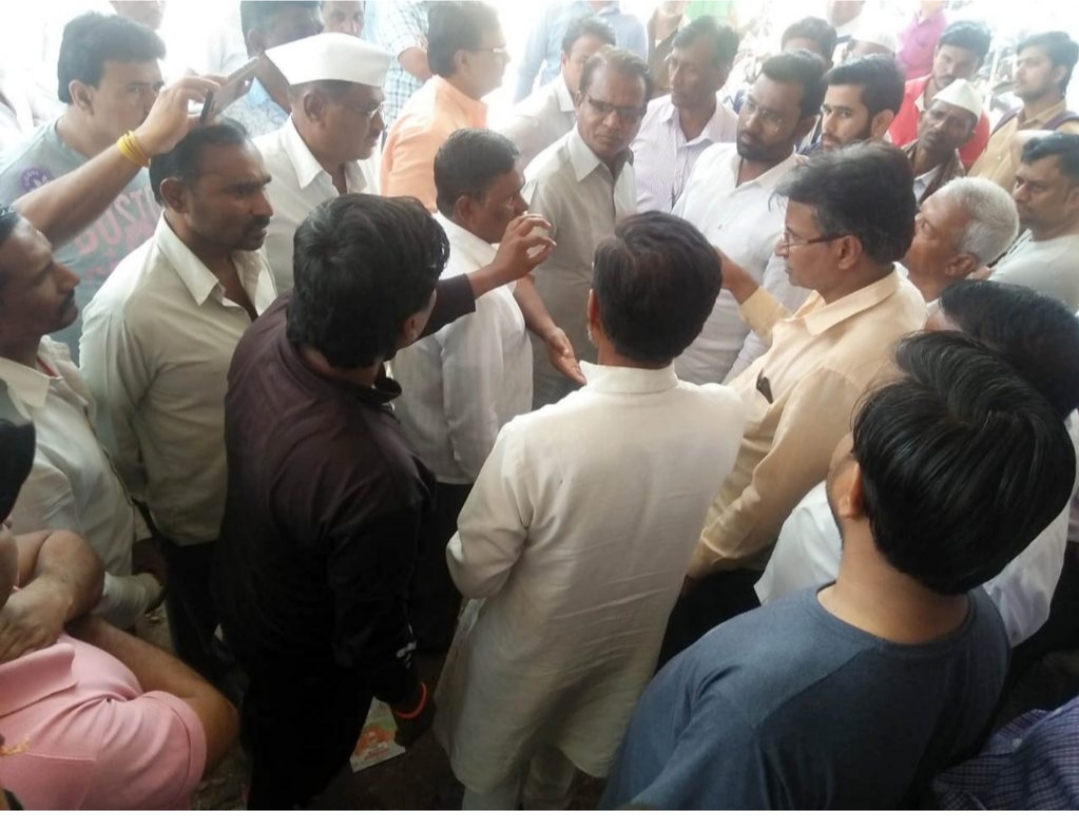 उस्मानाबाद – बचत खात्यातील पैसे न मिळाल्याने गमावला जीव; नातेवाईकांनी जिल्हा बँकेच्या शाखेत ठेवला मृतदेह उस्मानाबाद – बचत खात्यातील पैसे न मिळाल्याने गमावला जीव; नातेवाईकांनी जिल्हा बँकेच्या शाखेत ठेवला मृतदेह