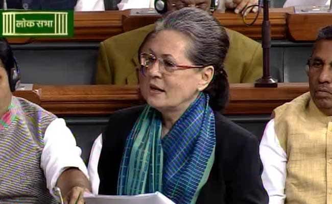 काँग्रेसच्या ज्येष्ठ नेत्या सोनिया गांधींनी केलं नितीन गडकरींचं कौतुक!