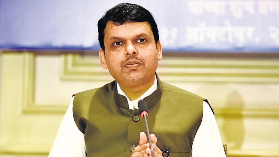 जळगाव – मुख्यमंत्र्यांना दाखविले काळे झेंडे !