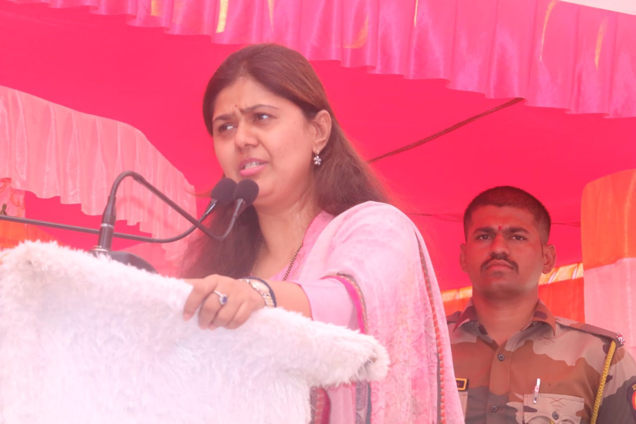 परळीत पंकजा मुंडेंना मोठा हादरा , कुटुंबातील ‘हा’ सदस्य राष्ट्रवादीच्या वाटेवर ?