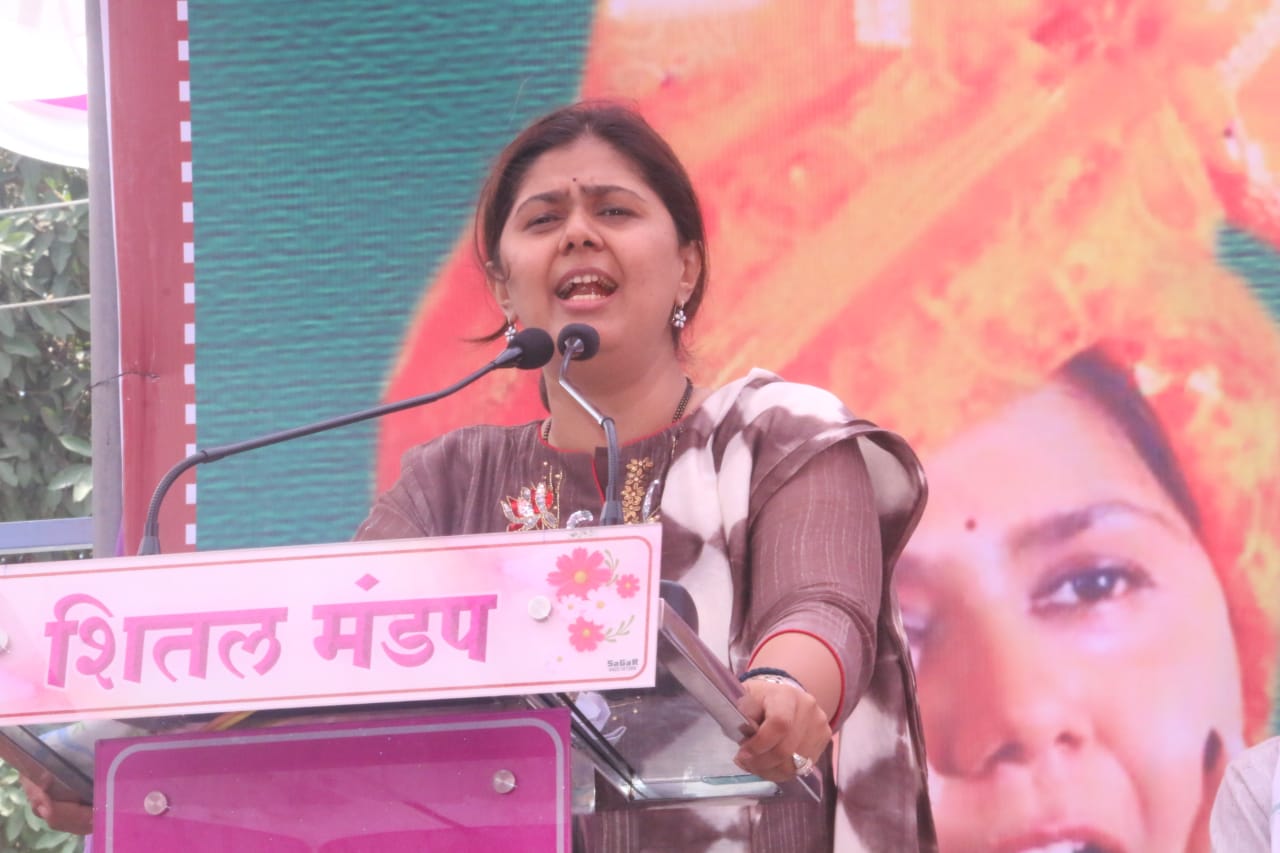 ७० हजार कोटींचा सिंचन घोटाळा करणारांनी तुमच्या भागात एक तरी बंधारा दिला का? –  पंकजा मुंडे