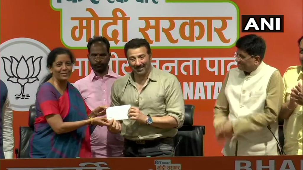 अभिनेता सनी देओलचा भाजपमध्ये प्रवेश, ‘या’ मतदारसंघातून लढवणार निवडणूक ? अभिनेता सनी देओलचा भाजपमध्ये प्रवेश, ‘या’ मतदारसंघातून लढवणार निवडणूक ?