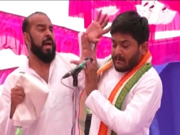 जाहीर सभेतील भाषणादरम्यान अज्ञाताने भडकावली हार्दिक पटेलांच्या श्रीमुखात ! जाहीर सभेतील भाषणादरम्यान अज्ञाताने भडकावली हार्दिक पटेलांच्या श्रीमुखात !