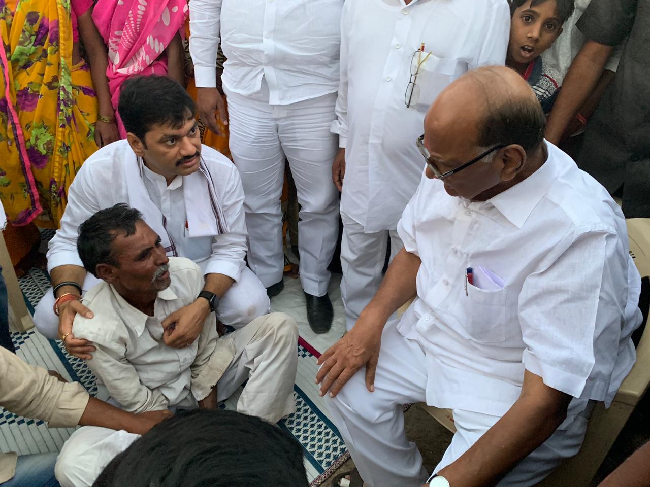 कर्ज कसे फेडायचे ?, असे म्हणताच आत्महत्याग्रस्त कुटुंबाला शरद पवार म्हणाले… कर्ज कसे फेडायचे ?, असे म्हणताच आत्महत्याग्रस्त कुटुंबाला शरद पवार म्हणाले…