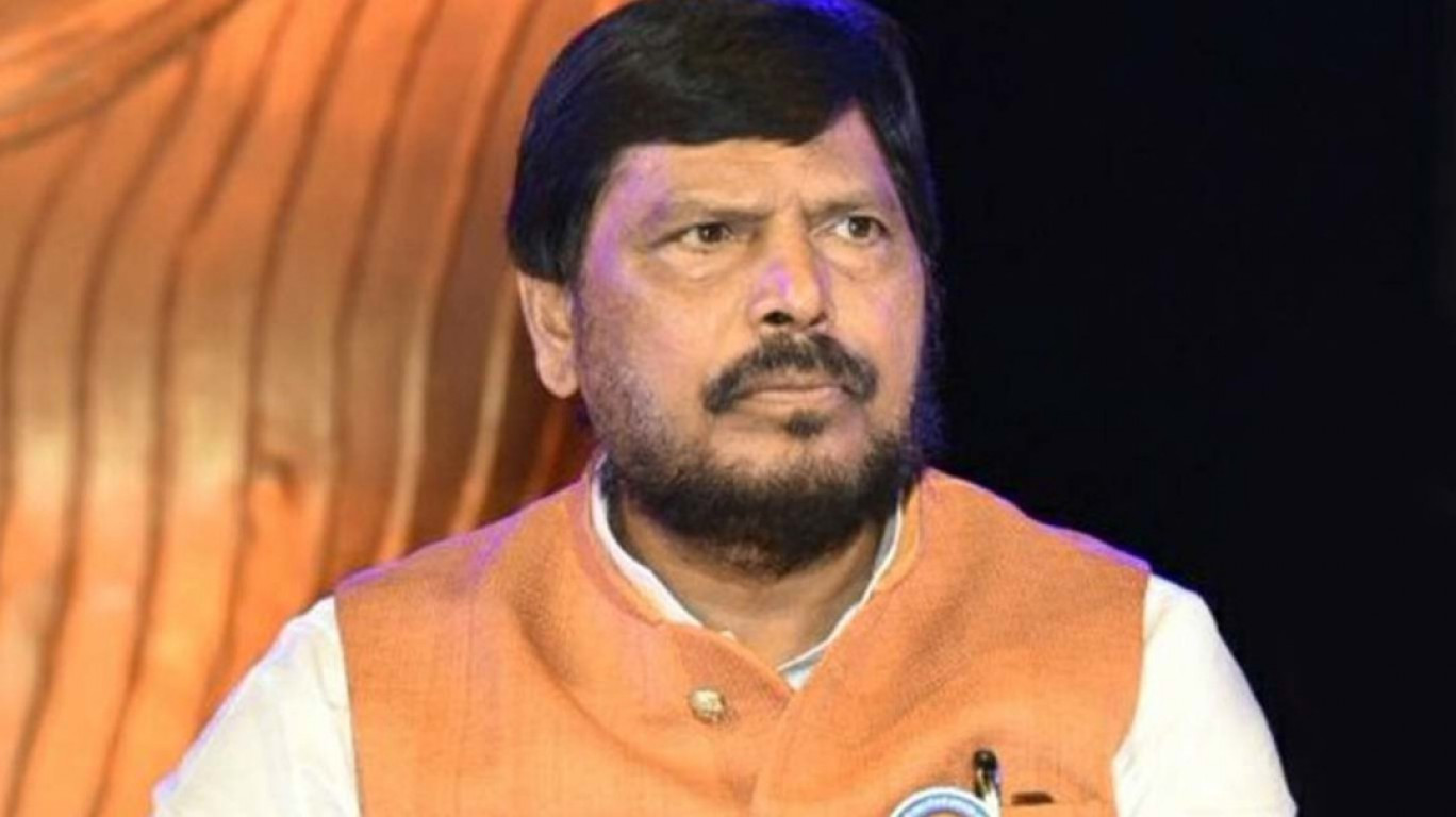 राज्य मंत्रिमंडळ विस्तारात आठवलेंच्या रिपाइंलाही  मंत्रीपद, ‘हा’ नेता घेणार शपथ!