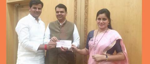 खासदार नवनीत राणांकडून मुख्यमंत्र्यांना अनोखे गिफ्ट!