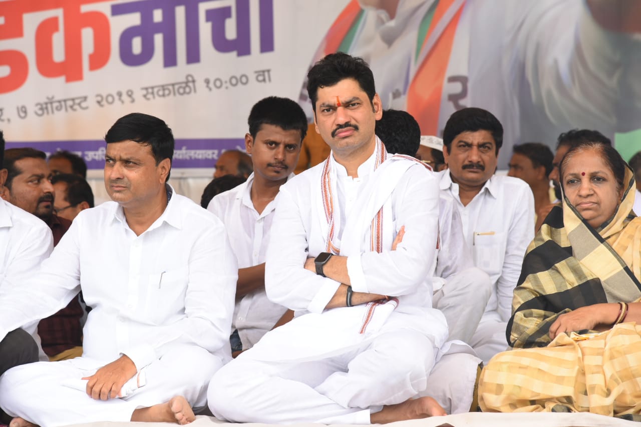 धनंजय मुंडे व राष्ट्रवादीच्या 7 तासाच्या ठिय्या आंदोलनाला मोठे यश ! धनंजय मुंडे व राष्ट्रवादीच्या 7 तासाच्या ठिय्या आंदोलनाला मोठे यश !