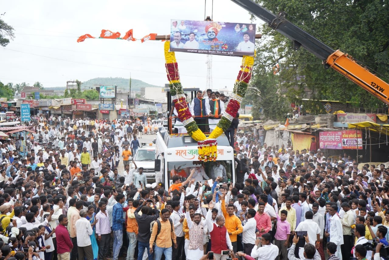 काँग्रेसच्या बंडखोर आमदाराचा मार्ग मोकळा,  मुख्यमंत्र्यांनी हात देत रथात बसविले !