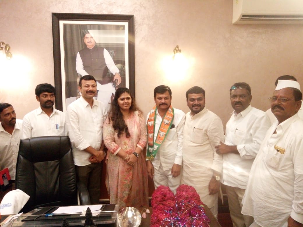 पंकजा मुंडेंनी वचपा काढला, शेवटच्या जिल्हा परिषद सदस्यानही मेटेंची साथ सोडली !