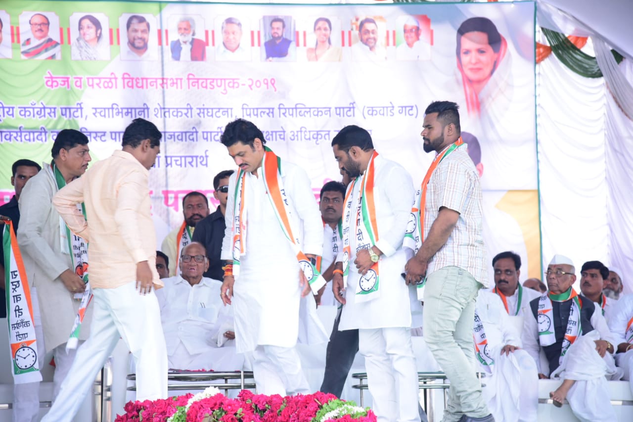 धनंजय मुंडेंचा आणखी एक धक्का, ‘या’ नेत्याचा असंख्य कार्यकर्त्यांसह राष्ट्रवादीत प्रवेश ! धनंजय मुंडेंचा आणखी एक धक्का, ‘या’ नेत्याचा असंख्य कार्यकर्त्यांसह राष्ट्रवादीत प्रवेश !