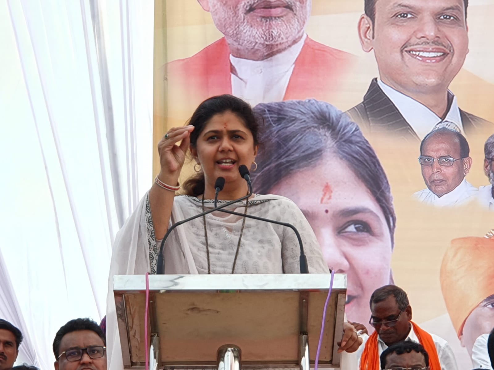 “ताईसाहेब ‘त्या’ कायद्याचे नको आता वायद्याचे बोला!” “ताईसाहेब ‘त्या’ कायद्याचे नको आता वायद्याचे बोला!”
