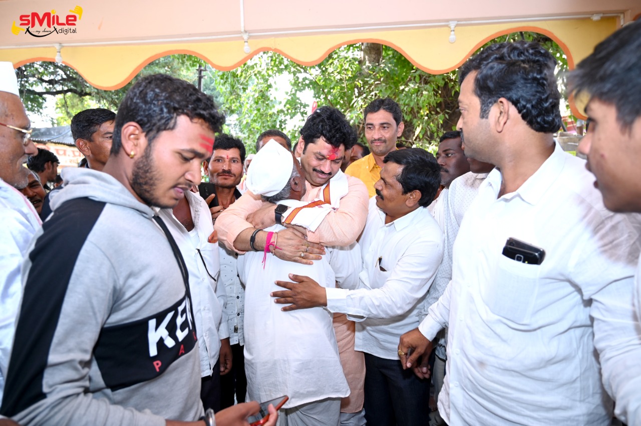 नाथरा या जन्मगावात, धनंजय मुंडेंचे जोरदार स्वागत,जुन्या आठवांणींना दिला उजाळा! नाथरा या जन्मगावात, धनंजय मुंडेंचे जोरदार स्वागत,जुन्या आठवांणींना दिला उजाळा!