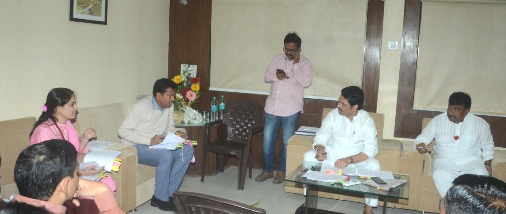 सामाजिक न्याय विभागाच्या योजना लाभार्थ्यांपर्यंत पोहोचविण्यासाठी प्रामाणिकपणे प्रयत्न करा – धनंजय मुंडे