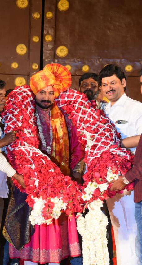 खासदार अमोल कोल्हेंचा प्रण पूर्ण,  धनंजय मुंडेंच्या हस्ते बांधला फेटा!