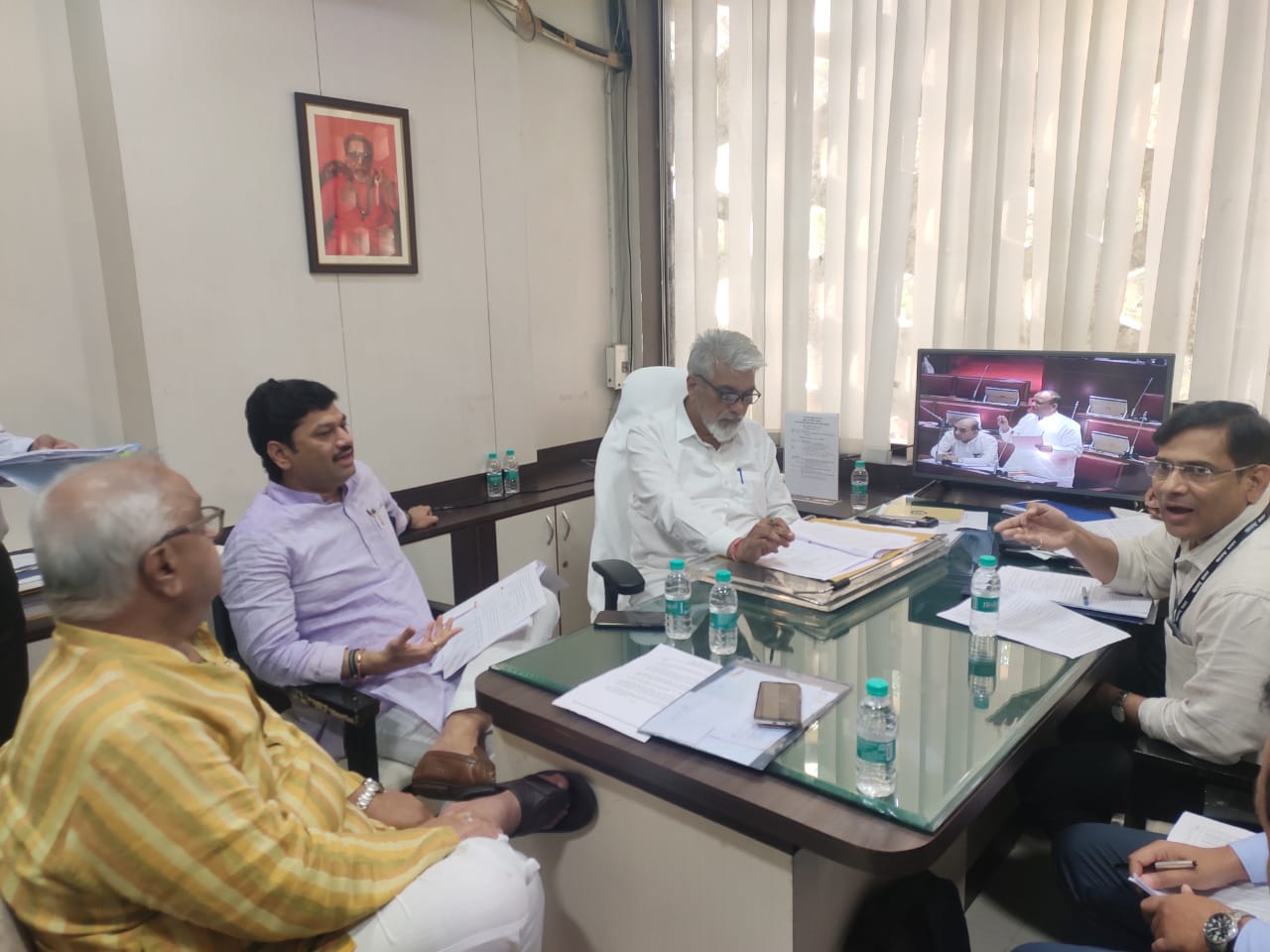 विमा का नाकारला याची माहिती शेतकऱ्यांना द्या, धनंजय मुंडेंचा पिक विमा कंपन्यांना आदेश !