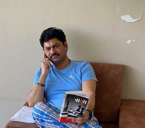 ‘जनता कर्फ्यु’ मध्ये धनंजय मुंडेंचे वर्क फ्रॉम होम; प्रशासकीय यंत्रणेचे मानले आभार, धाकट्या लेकीलाही दिला वेळ!