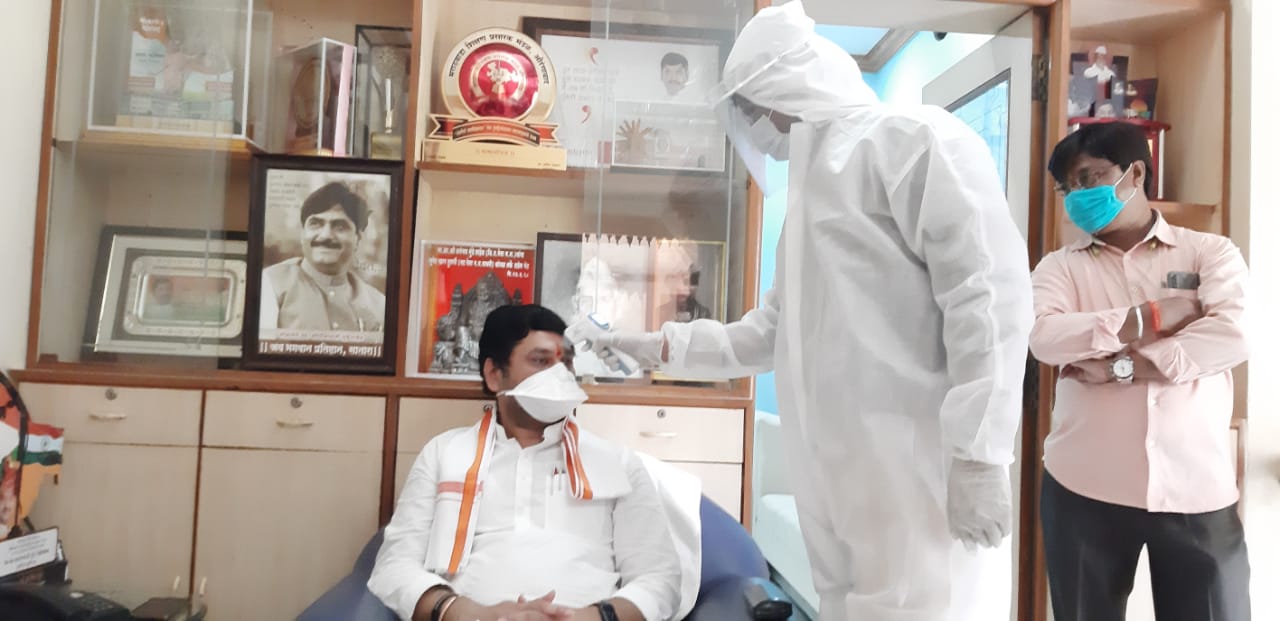 धनंजय मुंडेंच्या नाथ प्रतिष्ठान व वन रुपी क्लिनिक मार्फत परळी मतदारसंघात घरोघरी थर्मल टेस्टिंग सुरू !