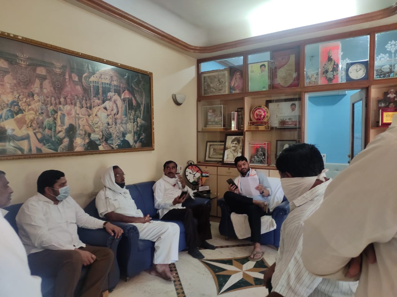 धनंजय मुंडेंनी घेतली तहसीलदार, स्वस्त धान्य दुकानदार संघटनेची एकत्र बैठक, “धान्यापासून कोणीही वंचित राहणार नाही !” धनंजय मुंडेंनी घेतली तहसीलदार, स्वस्त धान्य दुकानदार संघटनेची एकत्र बैठक, “धान्यापासून कोणीही वंचित राहणार नाही !”