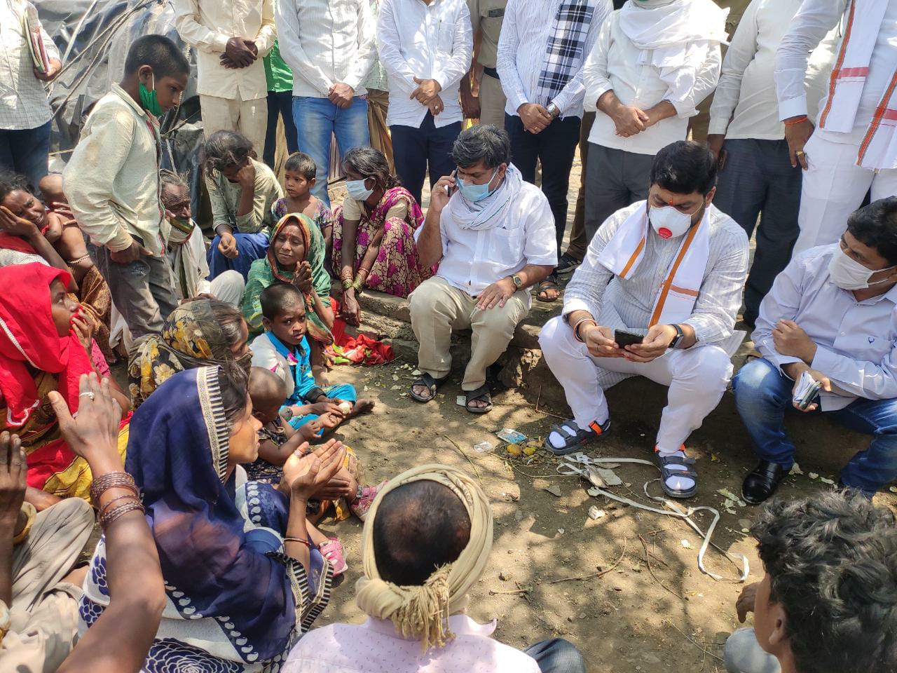 ‘धनूभाऊ आता तुम्हीच आमचे माय बाप’ पालकमंत्री धनंजय मुंडे दिसताच पीडितांनी फोडला टाहो !