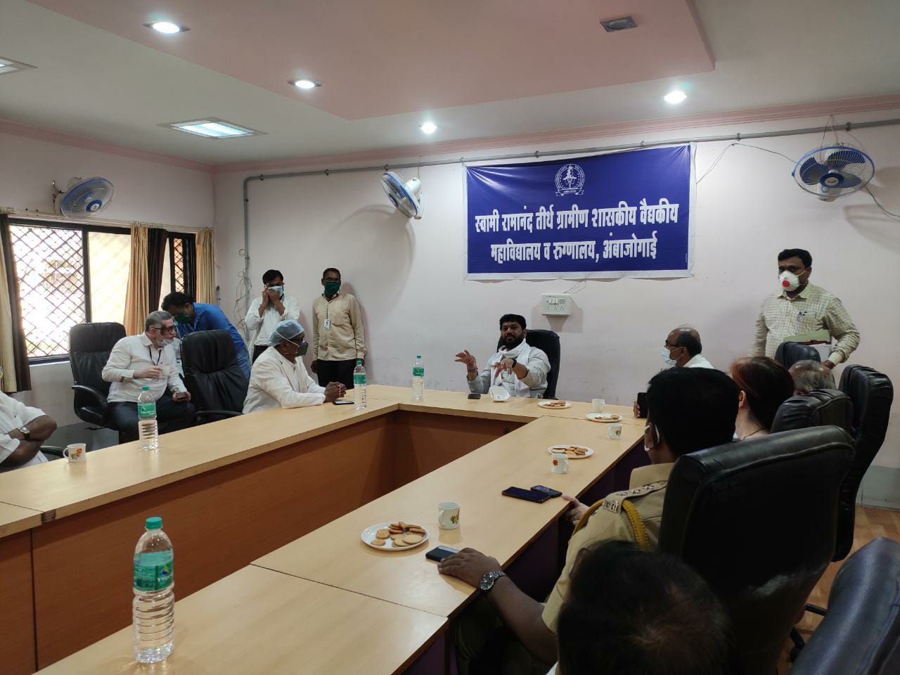 कोरोनाच्या पार्श्वभूमीवर पालकमंत्री धनंजय मुंडे यांची अंबाजोगाई येथील वैद्यकीय महाविद्यालयाला भेट ! कोरोनाच्या पार्श्वभूमीवर पालकमंत्री धनंजय मुंडे यांची अंबाजोगाई येथील वैद्यकीय महाविद्यालयाला भेट !
