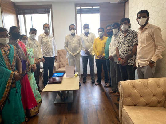 अहमदनगरमधील ते पाच नगरसेवक पुन्हा शिवसेनेत, अजित पवारांची भेट घेऊन पोहचले मातोश्रीवर !