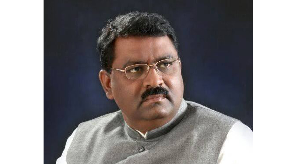 ऊसतोडणी कामगारांच्या प्रश्नांसंदर्भातील बैठकीनंतर सुरेश धस म्हणाले “सन्मानानं बोलवून दारात आल्यावर थोबाडीत हाणायचं आणि माघारी निघा म्हणायचं, ही कोणती पद्धत! “
