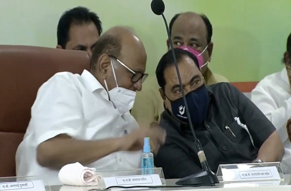 एकनाथ खडसेंचा राष्ट्रवादीत जाहीर प्रवेश, बाईला समोर ठेऊन कधीच राजकारण केलं नाही, नाव न घेता देवेंद्र फडणवीसांना टोला!