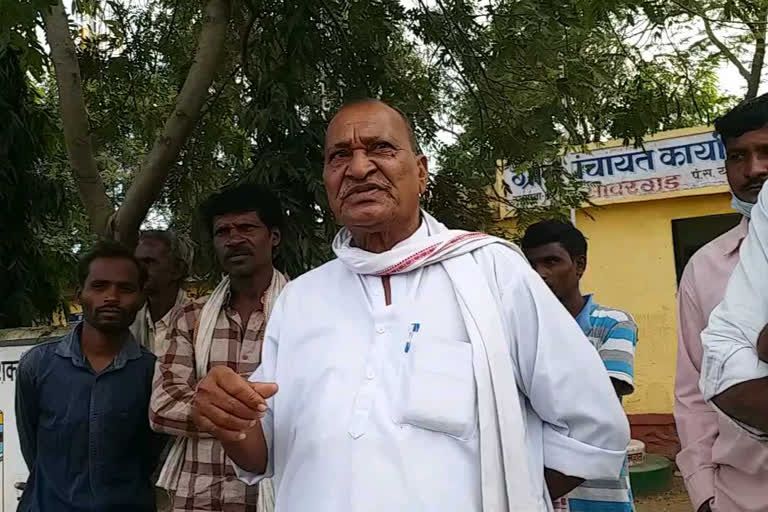 ग्रामपंचायत सदस्याची शरद पवार यांच्याशी टक्कर