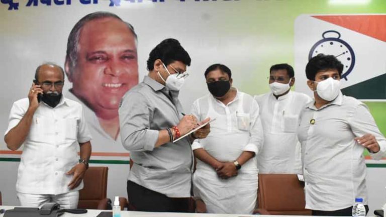 एकीकडे राजीनाम्याची चर्चा, दुसरीकडे मुंडेचा जनता दरबार एकीकडे राजीनाम्याची चर्चा, दुसरीकडे मुंडेचा जनता दरबार