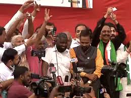 राजपालांचे निवेदन फाडलं